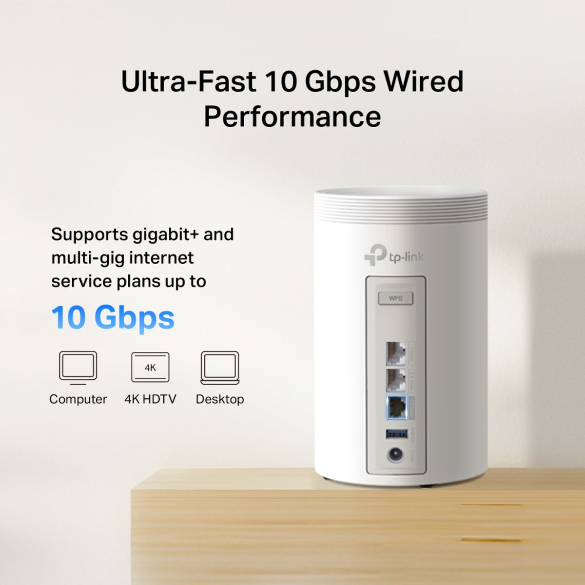Hvidt, cylindrisk TP-Link Deco BE68 Wi-Fi 7 mesh-system på træoverflade med tre Ethernet-porte, strømstik og en 10 Gbps-port.