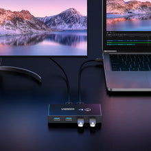 Ugreen USB 3.0-switch med 4 porte, 5 Gbps, til deling af tilbehør mellem to computere og en skærm.