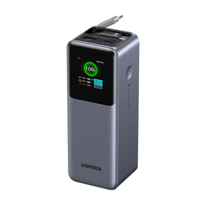 Grå Ugreen Nexode powerbank på 20.000 mAh og 165 W med integreret USB-C-kabel og digitalt display, der viser 100  opladning.