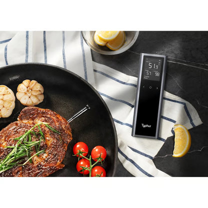 Typur Sync One trådløst stegetermometer med smart basestation viser temperaturen, placeret ved siden af panden med bøffen og tilbehøret.