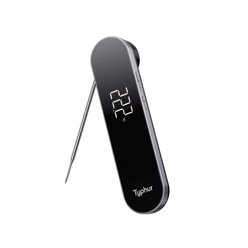 TYPHUR InstaProbe Core – digitalt grill- og stegetermometer med sammenklappeligt metalspyd; displayet viser 222°F; TYPHUR-logo nederst.