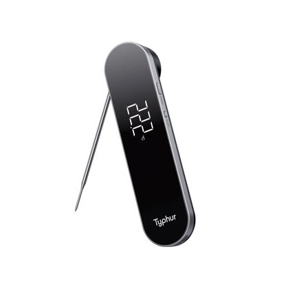 TYPHUR InstaProbe Core – digitalt grill- og stegetermometer med sammenklappeligt metalspyd; displayet viser 222°F; TYPHUR-logo nederst.