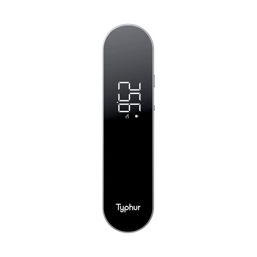 TYPHUR InstaProbe Core – digitalt grill- og stegetermometer med lodret LED-display, tal, ikoner og TYPHUR-logo nederst.