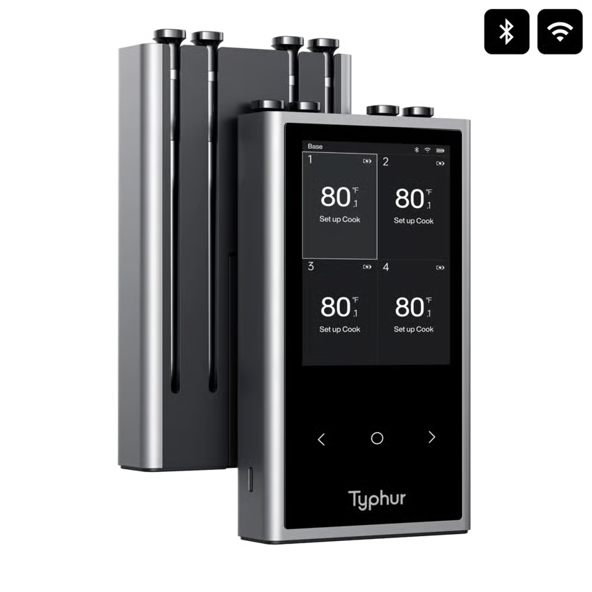 Typhur Sync Quad trådløst stegetermometer med fire sonder, touchscreen med fire temperaturmålinger samt Bluetooth- og WiFi-ikoner.