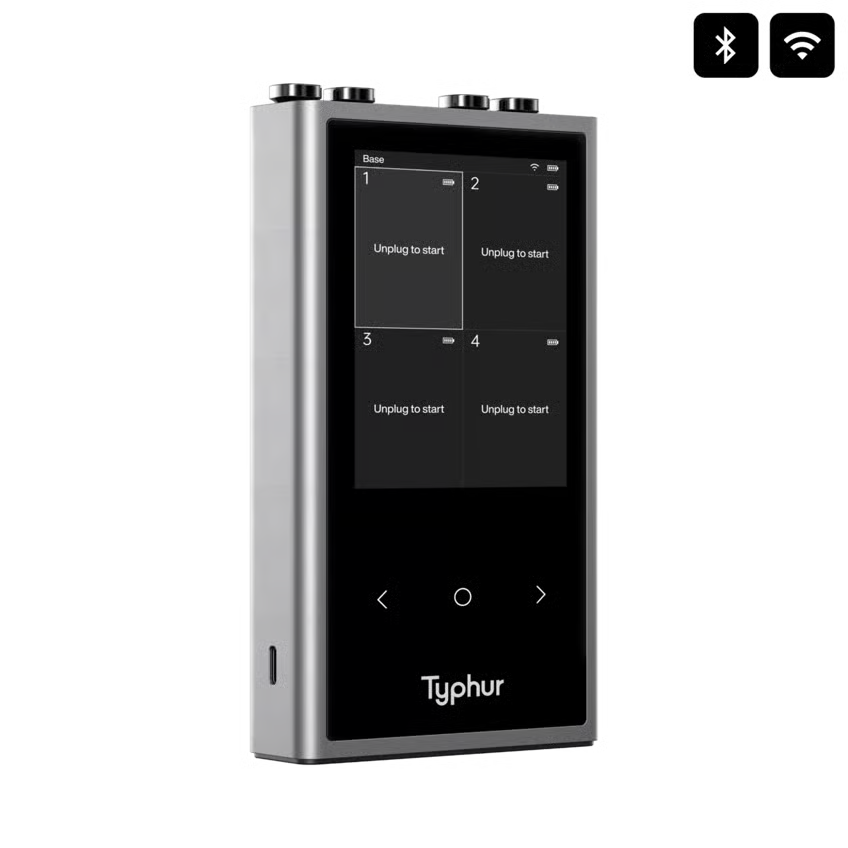 Typhur Sync Quad trådløst stegetermometer med fire sonder, touchscreen med »Unplug to start«, sølvfarvet med sorte detaljer, Bluetooth og Wi-Fi.