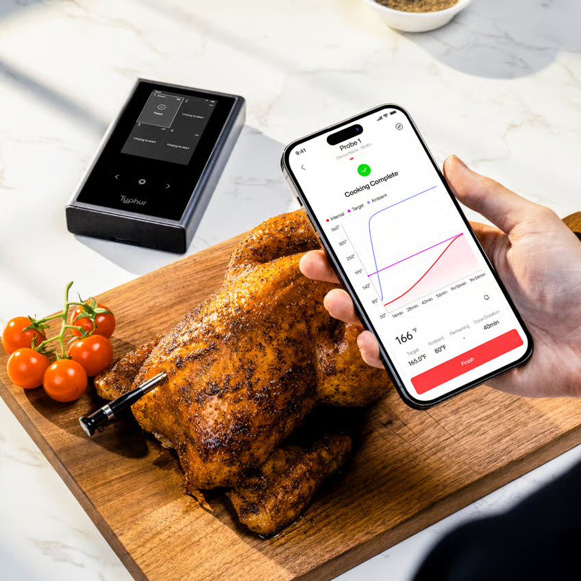 TYPHUR Typhur Sync Quad – trådløst stegetermometer med fire sonden i brug, maddata vises på smartphonen, kylling og tomater.