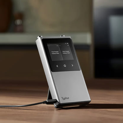 Typhur Sync Dual sølvfarvet trådløst grill- og stegetermometer med touchscreen, navigationsknapper, to sonder og strømkabel.