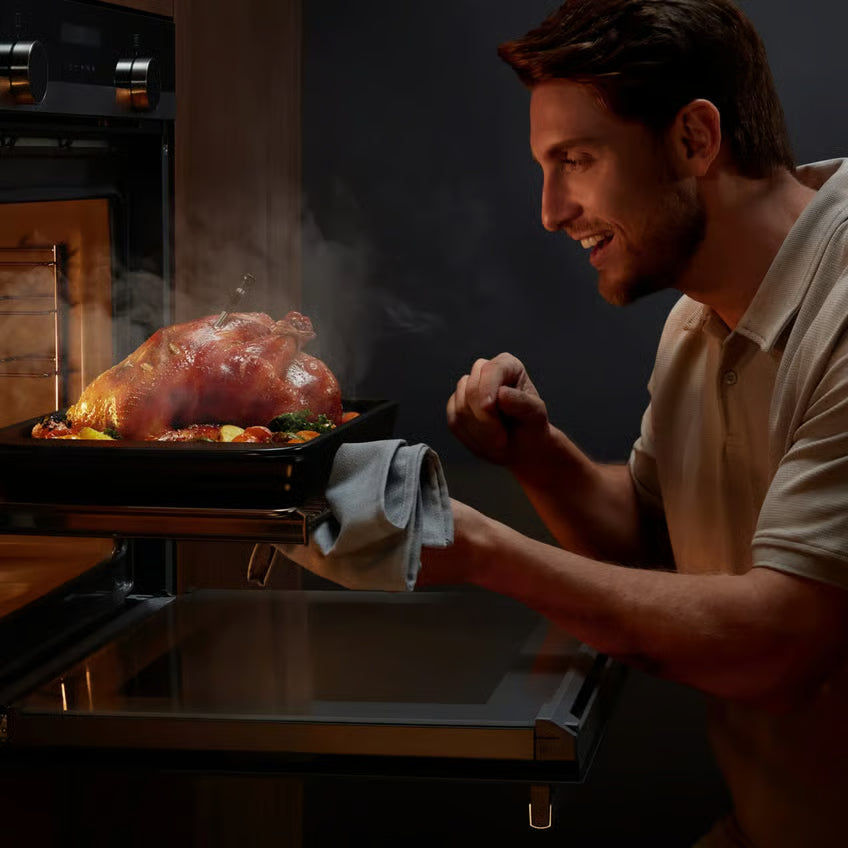 Typhur Sync Dual trådløst grill- og stegetermometer med to sondere bruges til at kontrollere stege i ovnen.