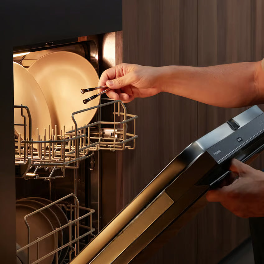 TYPHUR Typhur Sync Dual – trådløst grill- og stegetermometer med to følere, der placeres på opvaskemaskinens åbne låge.