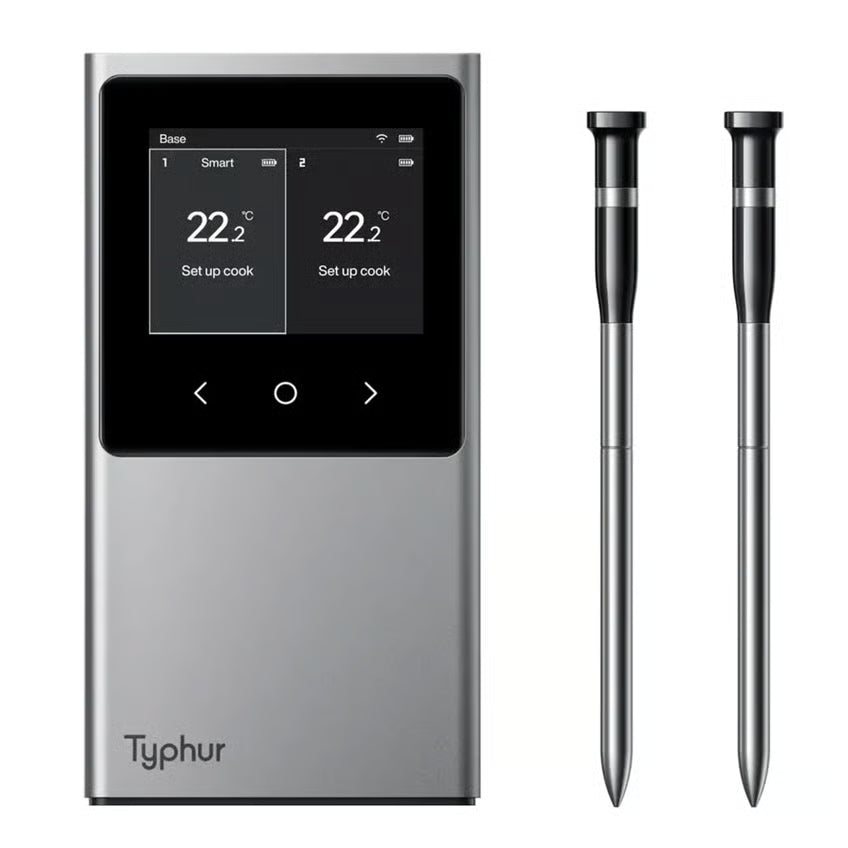 TYPHUR Sync Dual – trådløst grill- og stegetermometer med digitalt display og to metalprober, der viser to temperaturmålinger.