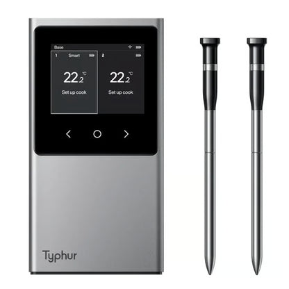 TYPHUR Sync Dual – trådløst grill- og stegetermometer med digitalt display og to metalprober, der viser to temperaturmålinger.