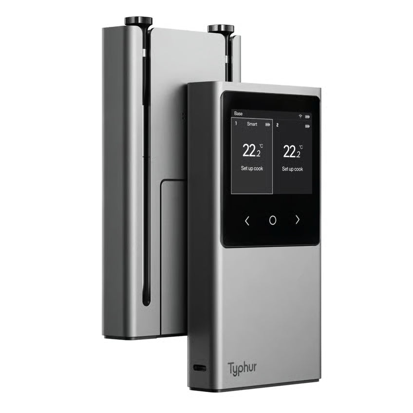 Typhur Sync Dual trådløst grill- og stegetermometer med digitalt display og to aftagelige målesonder i metalholder.