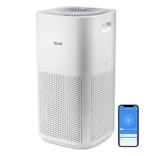 LEVOIT Core 600S Smart luftrenser med perforeret design og HEPA-filter ved siden af en smartphone med app og luftkvalitetsdata.