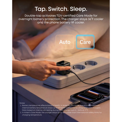 Anker Nano Charger 45 W USB-C-oplader med display, hvid, på en stikdåse med flere opladere ved sengen.