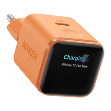 Anker Nano Charger 45 W USB-C-oplader i orange med display, der viser Charging iPhone 17 Pro Max og et opladningssymbol.