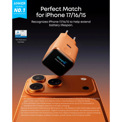 Anker Nano Charger 45 W orange USB-C-oplader med display, tilsluttet iPhone 15, kompatibel med iPhone 17, 16 og 15.
