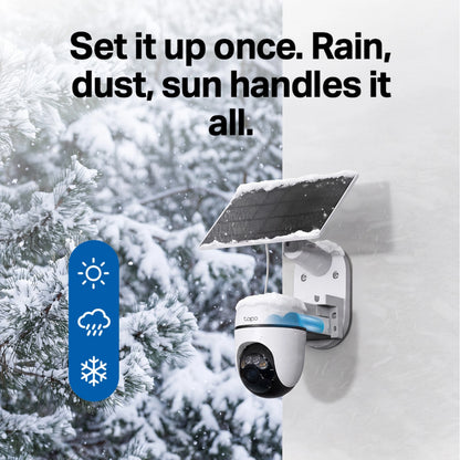 TP-Link Tapo HB112 trådløst udendørs solcellekamera monteret på en sneklædt væg med symboler for sol, regn og sne.