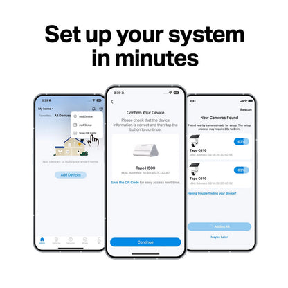 Tre smartphones viser opsætningen af TP-Link Tapo HB112-kamerasættet med to solcelledrevne kameraer, H500-hub og 2K-pan/tilt-funktion.