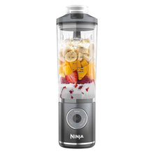 NINJA Ninja Blast Max bærbar blender med målemarkeringer, skiveskårne bananer, mango, jordbær og yoghurt, grå base med knapper.