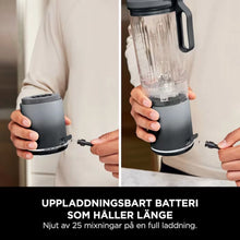 NINJA Ninja Blast Max bærbar blender, opladerkablet tilsluttes basen, svensk tekst: 25 blandinger pr. opladning.