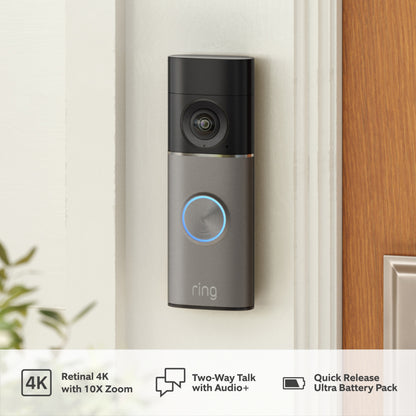 Ring Battery Video Doorbell Pro Retinal 4K Deep Silver monteret på en trædør med ikoner for 4K-video, tovejskommunikation og batteripakke.