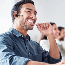 MIXX Mono Headset B10, trådløst med ENC-mikrofon, sort, bruges ved skrivebordet i et kontormiljø.