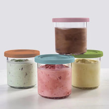 Ninja CREAMi-beholdere på 470 ml til NC300EU, 4-pak med farvede låg og indhold i brun, grøn, lyserød og gul.