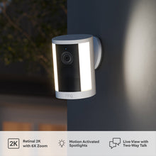 Ring Spotlight Cam Battery 2. generation – trådløst overvågningskamera, hvidt, monteret udendørs, 2K-kamera, 6x zoom, spotlights.