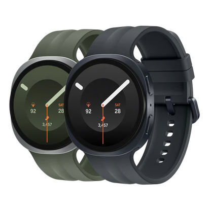Samsung Galaxy Watch9 44 mm Bluetooth, grafit og olivengrøn med silikonremme og træningsdata på skærmen.