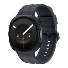 Samsung Galaxy Watch9 44 mm Bluetooth i grafitfarve med cirkulær skærm med fitnessdata og mørkt silikonearmbånd.