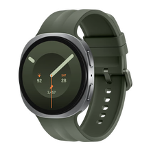 Samsung Galaxy Watch9 44 mm Bluetooth, sølvfarvet urkasse, olivengrøn silikonerem og digital urskive.