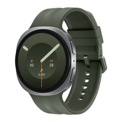 Samsung Galaxy Watch9 44 mm Bluetooth, sølvfarvet urkasse, olivengrøn silikonerem og digital urskive.