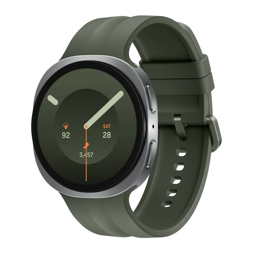 Samsung Galaxy Watch9 44 mm, Bluetooth + 4G, sølvfarvet urkasse, olivengrøn silikonrem, digital urskive med data og dato.