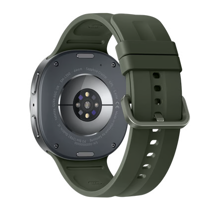 Bagsiden af det sølvfarvede 44 mm Samsung Galaxy Watch9 Bluetooth-ur med mørkegrøn silikonrem og pulsmåler på urkassen.