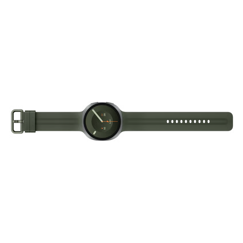 Samsung Galaxy Watch9 44 mm Bluetooth, sølvfarvet med rund urskive og olivengrøn silikonerem, flad udformning.