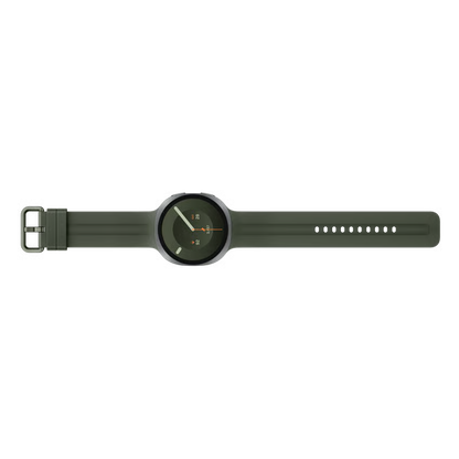 Samsung Galaxy Watch9 44 mm Bluetooth, sølvfarvet med rund urskive og olivengrøn silikonerem, flad udformning.