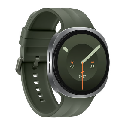 Samsung Galaxy Watch9 44 mm, Bluetooth + 4G, sølvfarvet urkasse, mørkegrøn digital urskive og olivengrøn silikonrem.