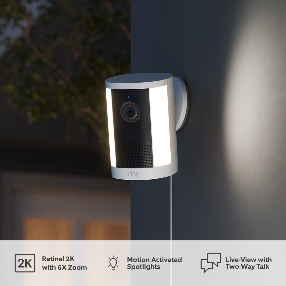 Ring Spotlight Cam Plug-in Retinal 2K, sort, vægmonteret med 2K-opløsning, 6X zoom, spotlights og tovejs-kommunikation.