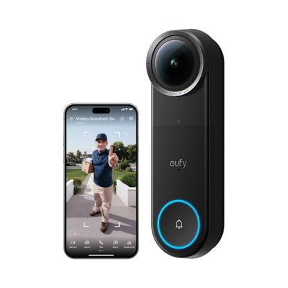 Eufy Video Doorbell S4 + Mini Chime i sort ved siden af smartphonen med live-videovisning.