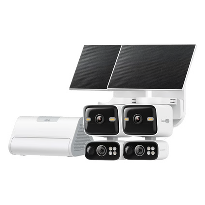 TP-Link Tapo HB410-overvågningssæt med to solcellekameraer, to solcellepaneler og en hub-enhed.