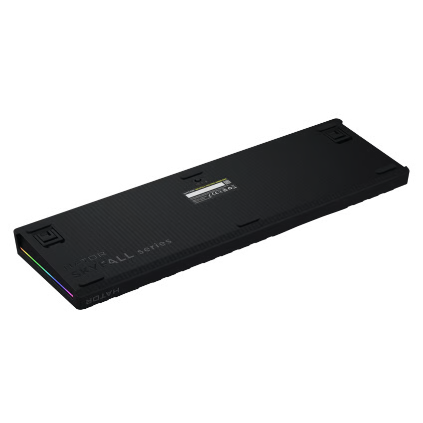 HATOR Skyfall 100 Pro trådløst gaming-tastatur, sort, set bagfra med to justerbare fødder, teknisk mærkat og RGB-lysbånd langs venstre kant.