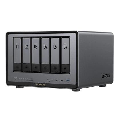 Ugreen NASync DXP6800 Pro 6-bay NAS med nummererede drevpladser, USB- og SD-port samt statusindikatorer.