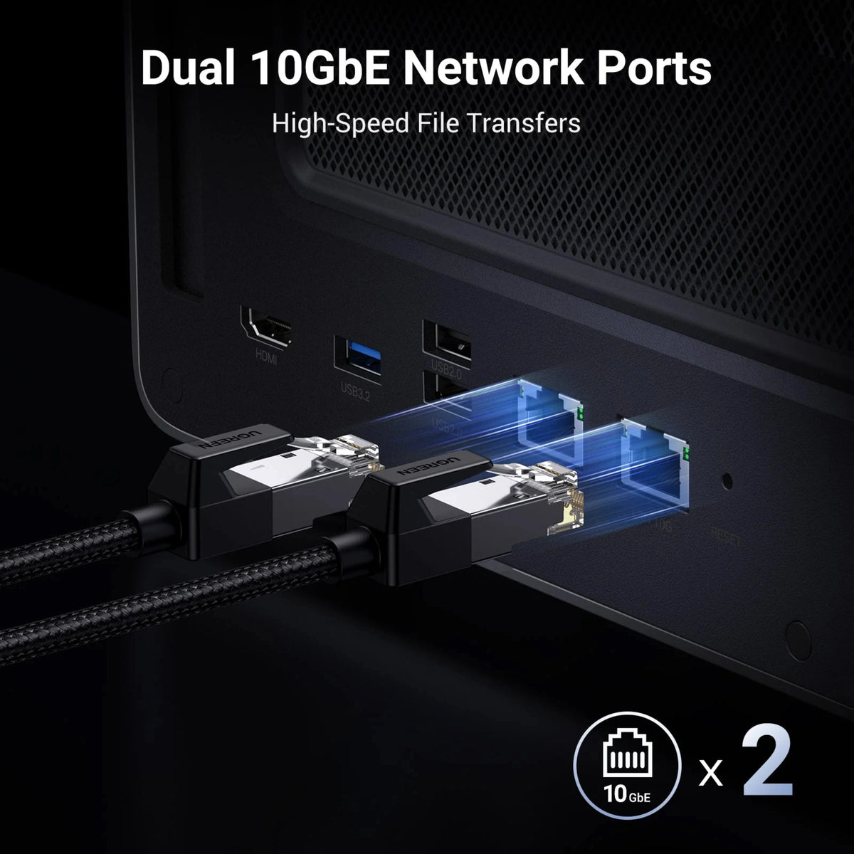 Bagsiden af Ugreen NASync DXP8800 Plus 8-bay NAS med to 10GbE-ethernetkabler, HDMI-, USB- og Thunderbolt 4-porte.