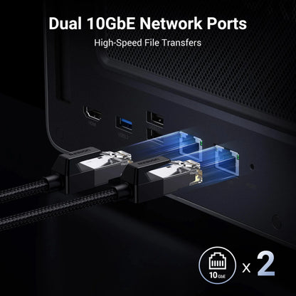 Bagsiden af Ugreen NASync DXP8800 Plus 8-bay NAS med to 10GbE-ethernetkabler, HDMI-, USB- og Thunderbolt 4-porte.
