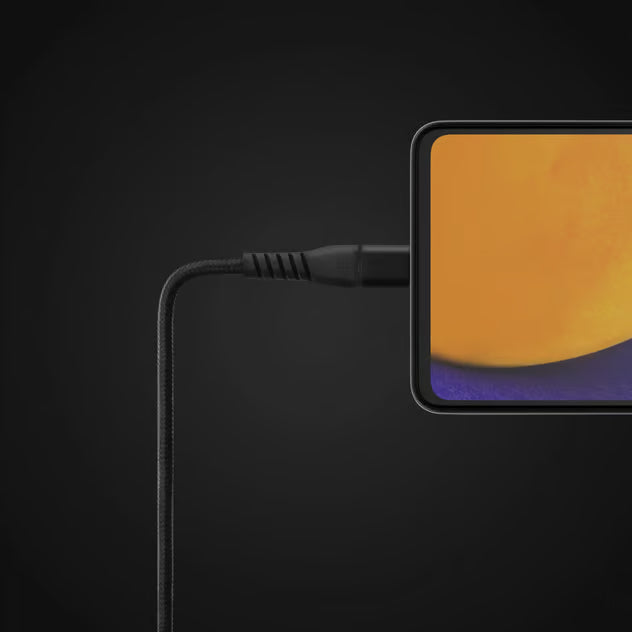Linocell Kevlar USB-C 3.2-kabel, 1 m, sort, flettet, tilsluttet smartphone til opladning og dataoverførsel.
