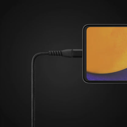 Linocell Kevlar USB-C 3.2-kabel, 1 m, sort, flettet, tilsluttet smartphone til opladning og dataoverførsel.