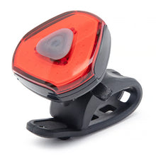 LUXORPARTS rød, trekantet genopladelig cykelbaglygte med rød COB-LED, IP44, knap i midten og sort gummibånd til montering.