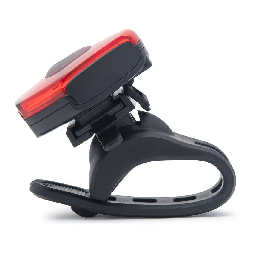Luxorparts rød COB-LED-cykelbaglygte, genopladelig, IP44, med sort gummi-monteringsrem.