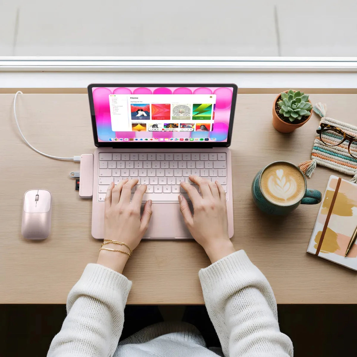 Lyserødt tastatur til tablet, USB-C Snap Hub Neo Rouge, mus; farverigt tablet-display vises, set ovenfra.
