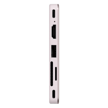Satechi USB-C Snap Hub Neo Rouge, set fra siden, med USB-C-, HDMI-, USB-A- og SD-kortporte på et lyst kabinet.